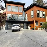 Galloping Goose B&B In Beautiful Victoria